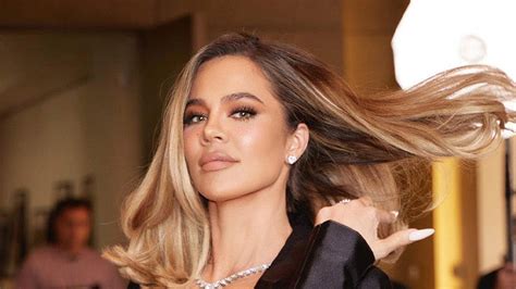 Khloe Kardashian goes completely topless as she poses in。